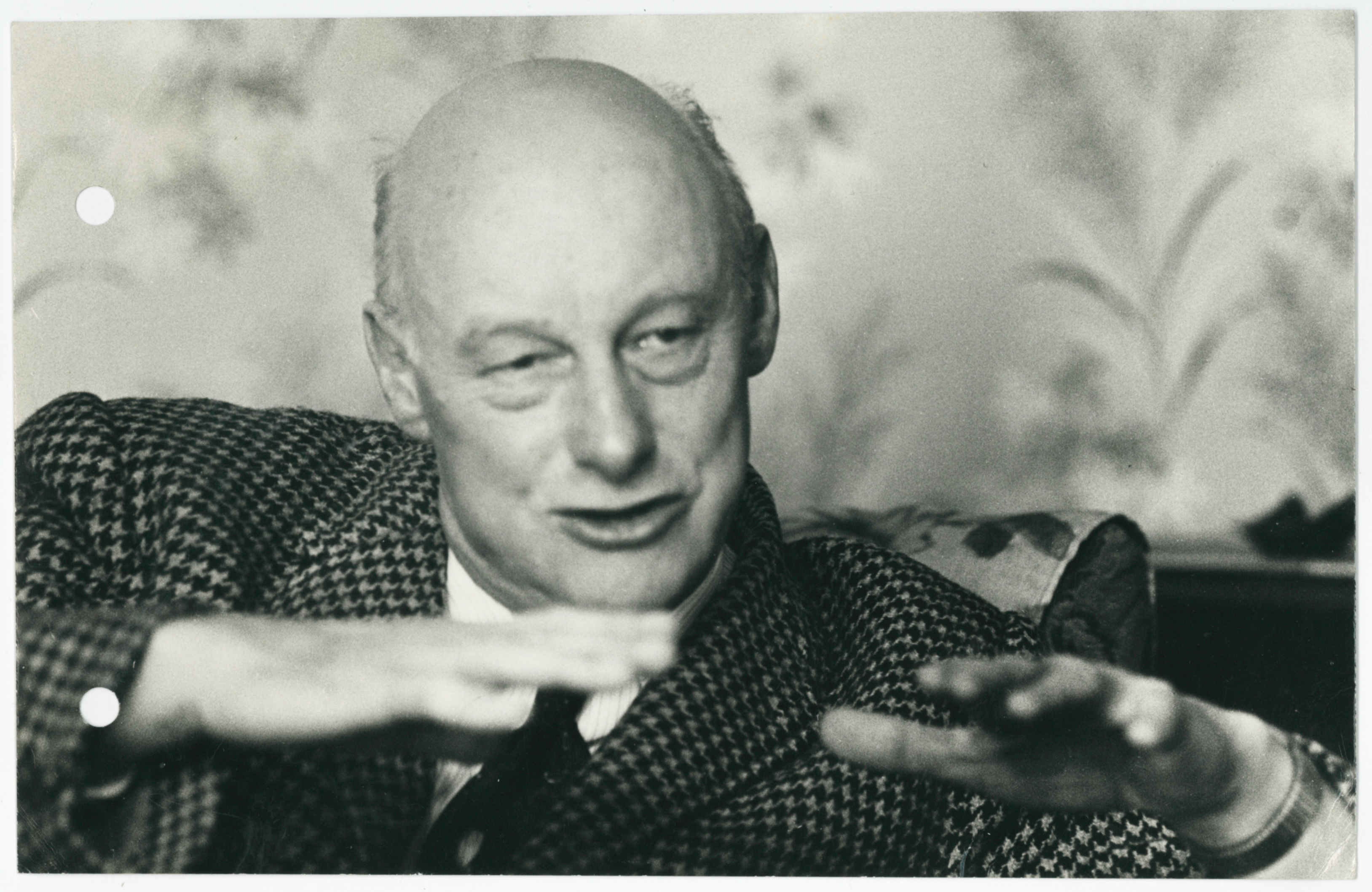 Samuel Shenton Describes the Earth With A Flat Hand